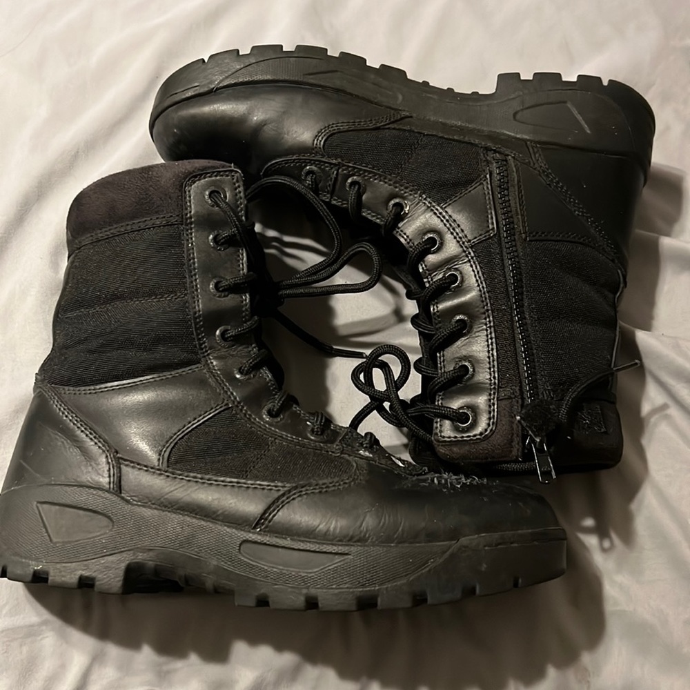 Men’s size 11 work boots.